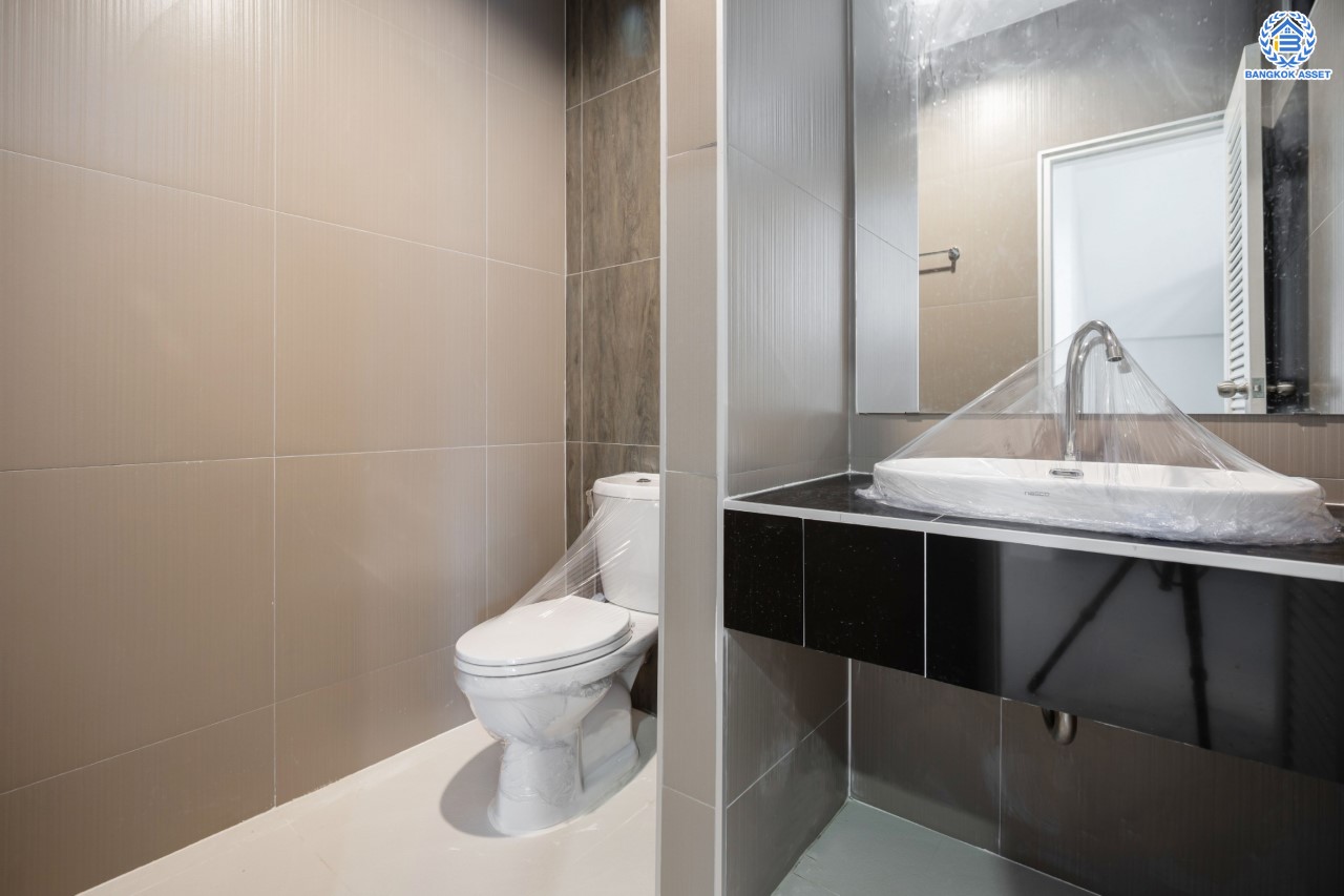 บ้านมือสองตกแต่งใหม่ ม.บุญโต55 แจ้งวัฒนะ ทำเลโซนเมือง!  เนื้อที่ 50 ตร.ว. ฟังก์ชันจัดเต็ม 3 ห้องนอน 4 ห้องน้ำ 1 ห้องแม่บ้าน รองรับทุกการอยู่อาศัย ทำเลเดินทางสะดวกเพียง 1 กม.จากจุดขึ้นทางด่วนศรีสมาน ใกล้เมืองทองธานี เซ็นทรัลแจ้งวัฒนะ และ รถไฟฟ้าสายสีแดง "สถานีหลักสี่"